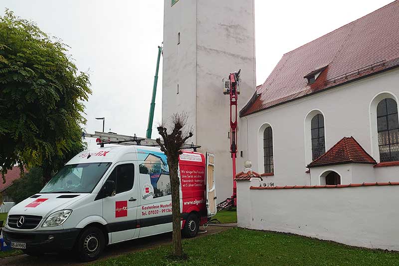 Fassadenreinigungsfirma für öffentliche Gebäude hier Reinigung an Kirche von algenfiX