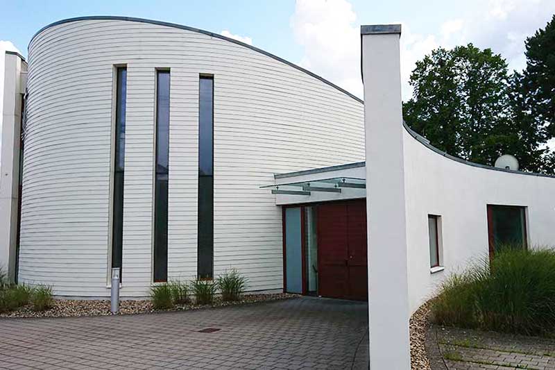 Fassadenreinigung für öffentliche Gebäude von algenfiX hier Kirche