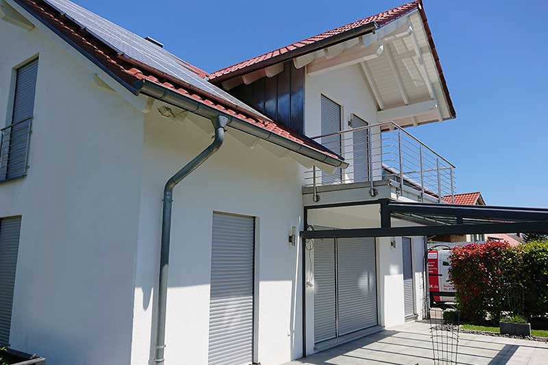 Professionell gereinigte Hausfassade in Schorndorf von algenfiX