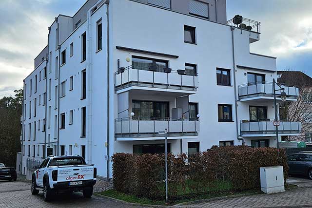 AlgenfiX Meisterbetrieb für Fassadenreinigung am Mehrfamilienhaus hier WEG in Nagold-Gündringen