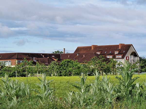 Das Heidelberg-Hotel Leoanardo in 69190 Walldorf Ansicht von der Landstraße aus