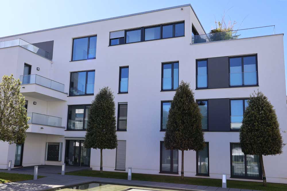 Professionell gereinigte Hausfassade von algenfiX nach Fassadenwäsche in Landau in der Pfalz