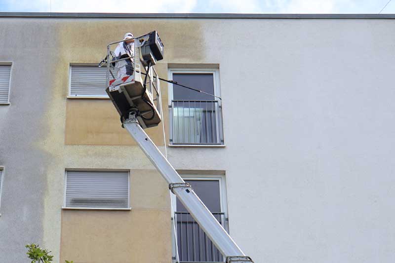 Professionelle Fassadenreinigung in Stuttgart am Mehrfamilienhaus