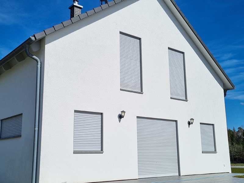 Einfamilienhaus-Fassade-nach-professioneller-Fassadenreinigung-von-algenfiX