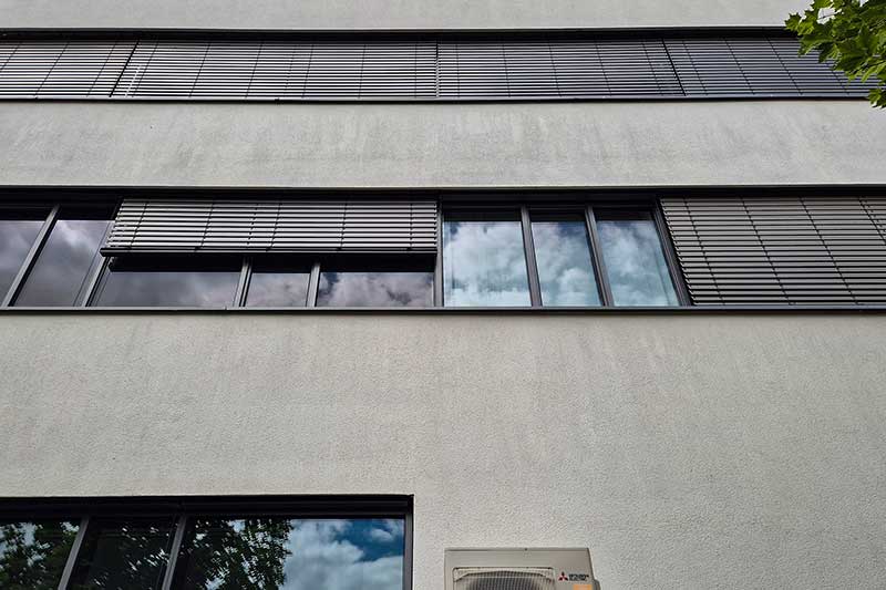 Gebäudefassade-vor-der-algenfiX-Fassadenreinigung
