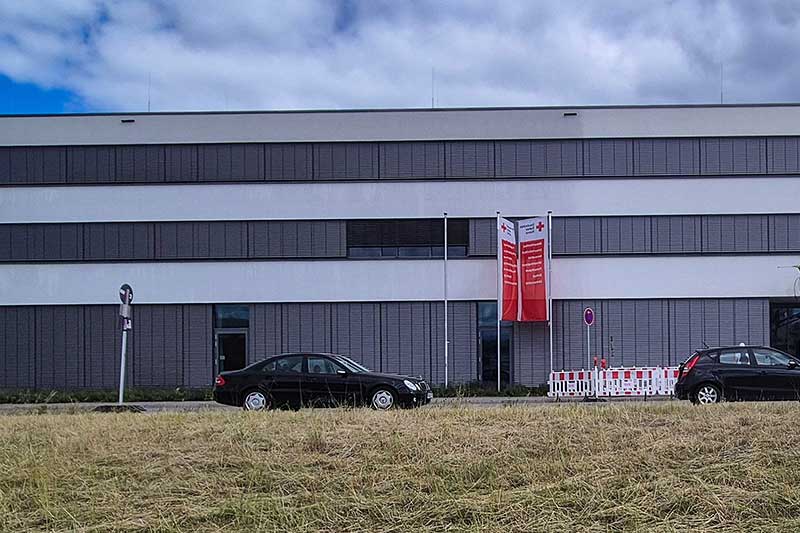 Gebäudefassade-vor-der-professionellen-Reinigung