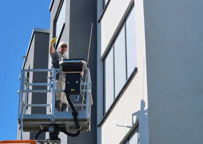 Gute Laune am letzten Tag der professionellen Fassadenreinigung in Landau in der Pfalz von algenfiX