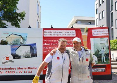 Gute Laune beim Team algenfiX während der Fassadenreinigung in Landau in der Pfalz 2025