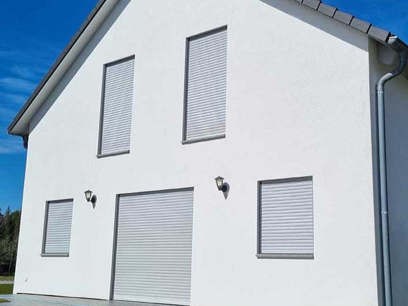 Hausfassade reinigen lassen Ergebnis von Firma algenfiX nach professioneller Fassadenreinigung