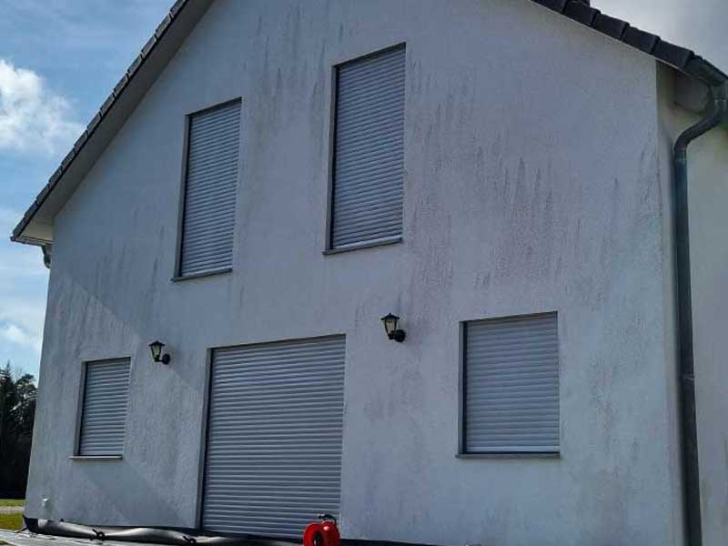 Hausfassade-reinigen-lassen-von-Firma-algenfiX-vorher