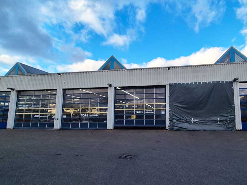 Industriefassade Zustand vor professioneller algenfiX Fassadenreinigung