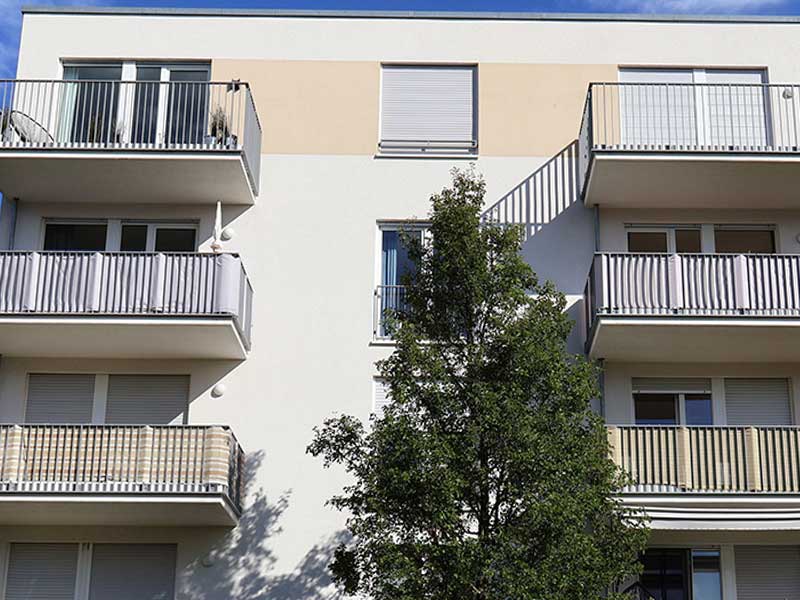 Mehfamilienhaus-Fassade-nach-einer-algenfiX-Fassadenreinigung