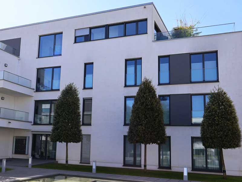 Mehrfamilienhausfassade Ergebnis nach der professionellen algenfiX Fassadenreinigung