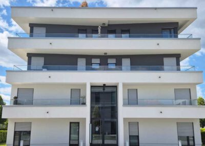 Mehrfamilienhausfassade nach der Fassadenwäsche von algenfiX