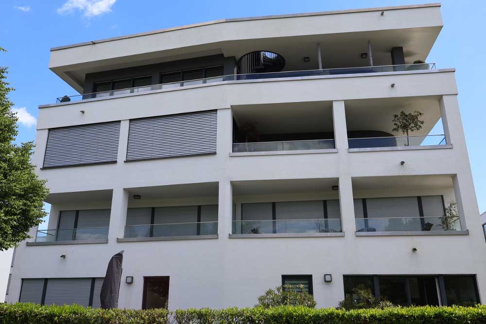 Mehrfamilienhausfassade nach professioneller Fassadenreinigung von Firma algenfiX