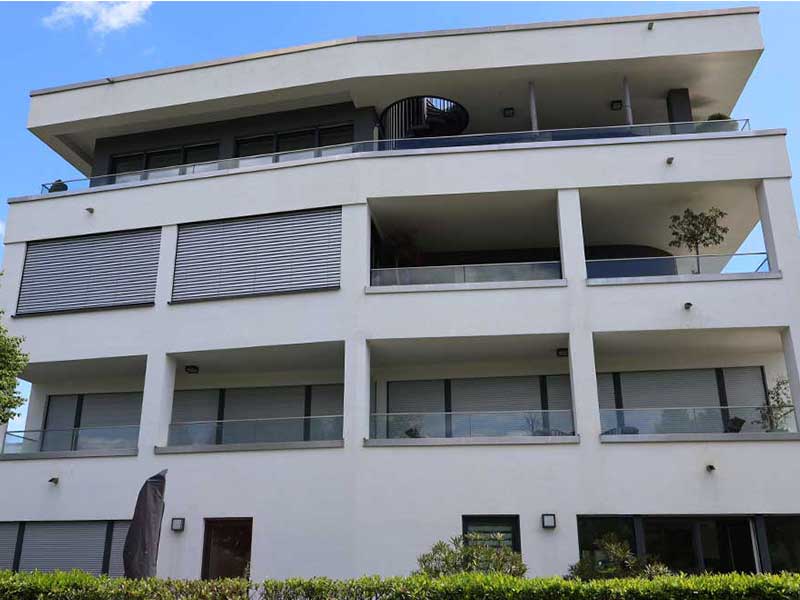 Mehrfamilienhausfassade-nach-professioneller-algenfiX-Fassadenreinigung