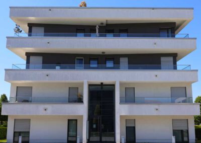 Mehrfamilienhausfassade vor der Fassadenwäsche von algenfiX