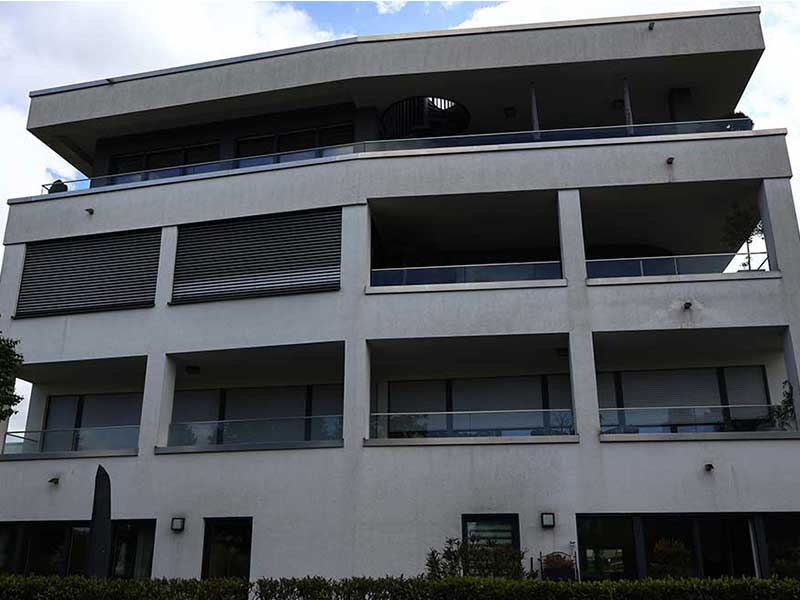 Mehrfamilienhausfassade-vor-professioneller-algenfiX-Fassadenreinigung