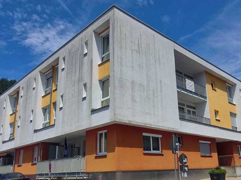 Pflegeheim-Fassade-vor-professioneller-Reinigung