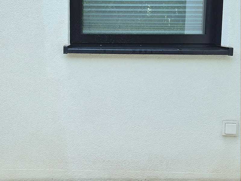 Professionell-gereinigte-Einfamilienhausfassade-von-algenfiX-Ergebnis-danach
