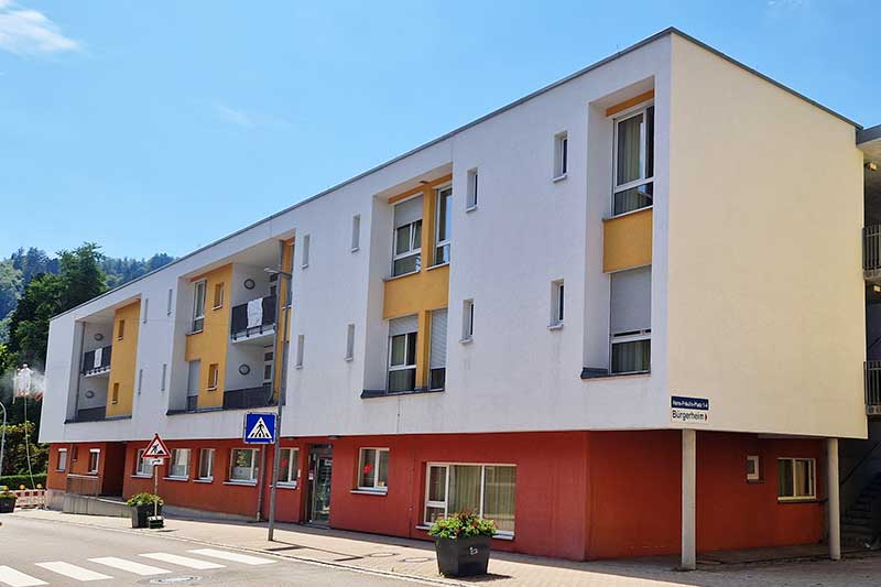 Professionell gereinigte Fassade am Seniorenheim von algenfiX