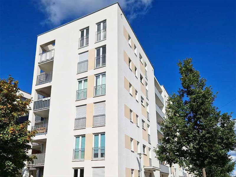 Professionell gereinigte Fassade von Meisterbetrieb algenfiX an einem Mehrfamilienhaus