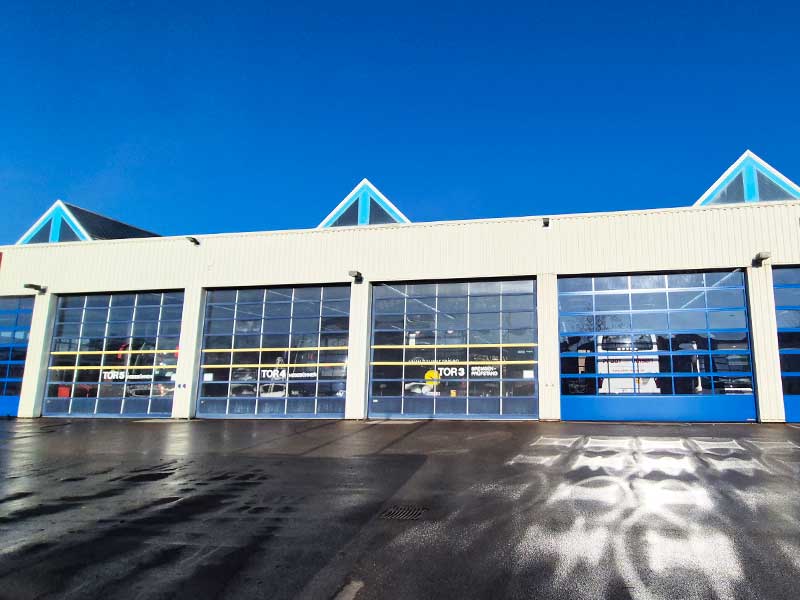 Professionell gereinigte Industriefassade von Firma algenfiX Ergebnis danach