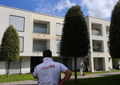 Professionelle Fassadenreinigung in Landau in der Pfalz mit Teleskoplanze und Abwasser-Komplettsystem von algenfiX