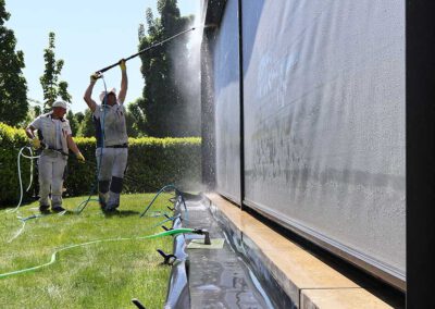 Professionelle Fassadenreinigung mit klarem Wasser und Reinigungskomplettsystem vom algenfiX