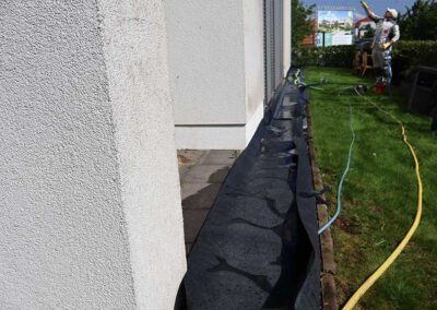 Reinigungsmittel zur Fassadenschmutzlösung mit Auffangmatte für das Schmutzwasser in Landau von Firma algenfiX