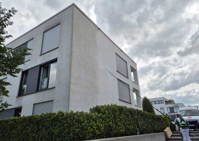 Sanfte Fassadenwäschen ohne Gerüst am Mehrfamilienhaus in Landau in der Pfalz von Firma algenfiX
