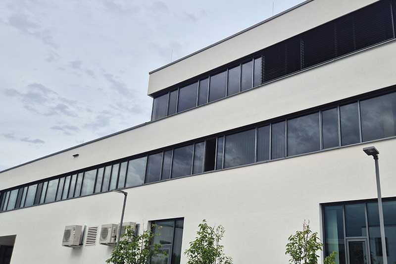 Seitliches-Gebäude-nach-algenfiX-Fassadenreinigung