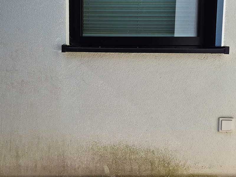 Verschmutzte-Einfamilienhausfassade-Zustand-vor-Fassadenreinigung