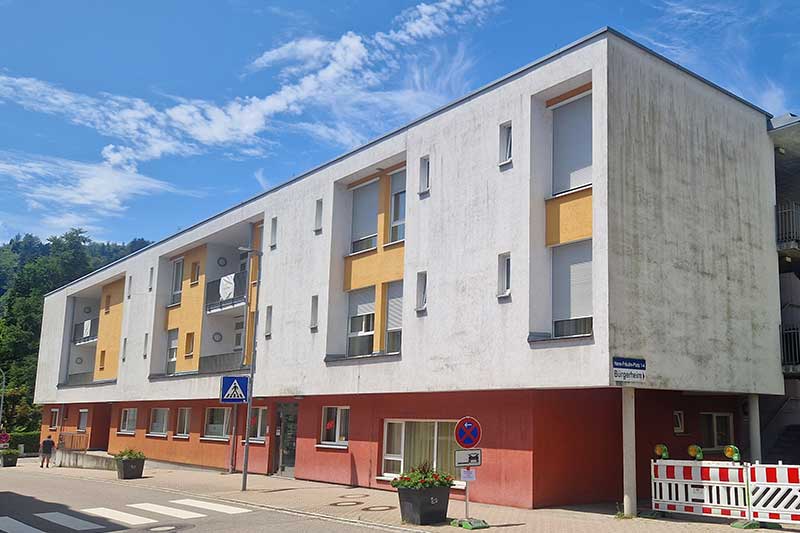 Verschmutzte Fassade am Seniorenheim