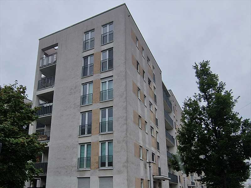Verschmutzte Mehrfamilienhaus Fassade vor algenfiX Fassadenreinigung