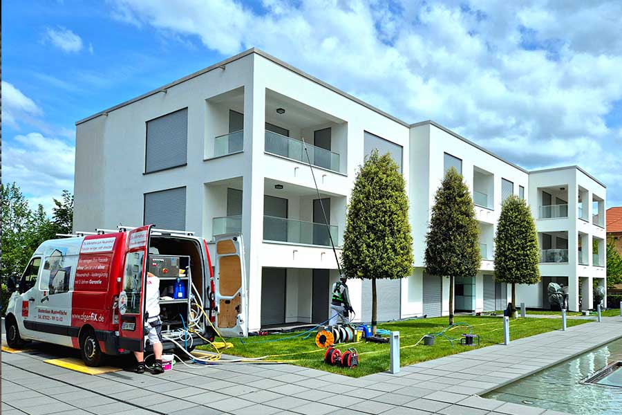 Vorbereitung für professionelle Fassadenreinigung an einer WEG in Landau in der Pfalz von algenfiX Vorbereitung für professionelle Fassadenreinigung an einer WEG in Landau in der Pfalz von algenfiX