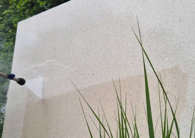 Beton-Sichtschutz-Schmutzentfernung während einer Hausfassaden-Reinigung von Firma algenfiX