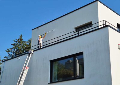 Gerüstlose Fassadenreinigung am Einfamilienhaus von Meisterbetrieb algenfiX