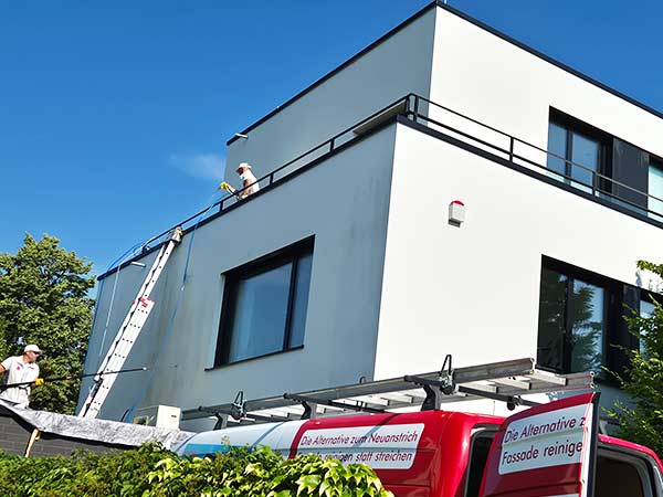 Hausfassade reinigen lassen Infos zu Ablauf Kosten und Bilder von Firma algenfiX