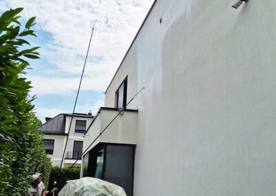 Hausfassade reinigen lassen ohne Gerüst von Meisterbetrieb algenfiX Fassadenreinigung