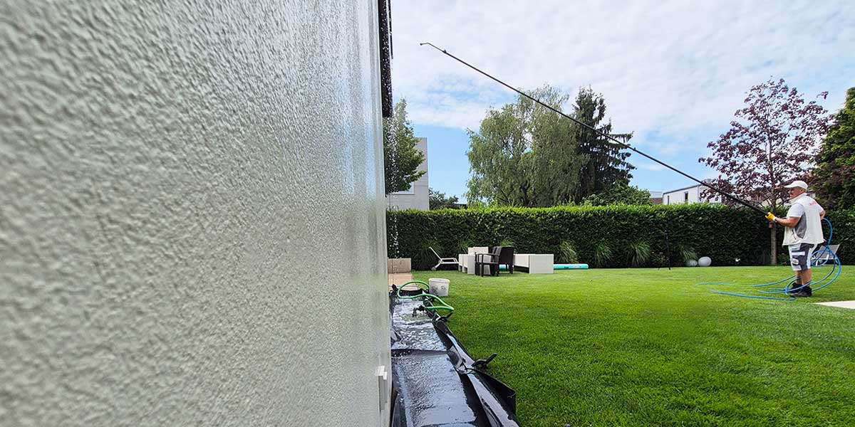 Hausfassade reinigen lassen statt Neuanstrich hier professionelle Fassadenreinigung von Firma algenfiX