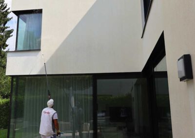 Hausfassade reinigen mit Teleskoplanze und Wasserhochdruck von algenfiX Fassadenreinigung