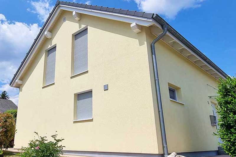 Professionell gereinigte Hausfassade eines Einfamilienhauses als Alternative zum Neuanstrich Professionell gereinigte Hausfassade eines Einfamilienhauses als Alternative zum Neuanstrich