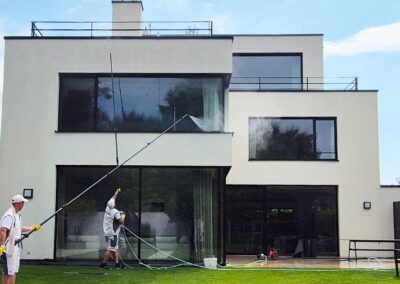 Professionelle Fassadenreinigung ohne Gerüst an einer Einfamilien Hausfassade mit Teleskoplanzen