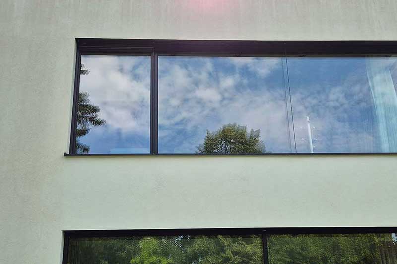 Verschmutzte Einfamilien Hausfassade in Nürtingen vor algenfiX Fassadenwäsche