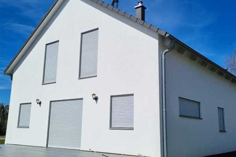Professionell gereinigte Hausfassade nach der algenfiX Fassadenreinigung dem Meisterbetrieb für Esslingen am Neckar