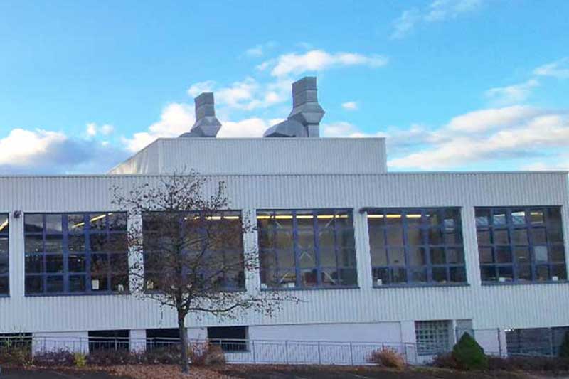 Professionell gereinigte Industriegebäudefassade von Meisterbetrieb algenfiX