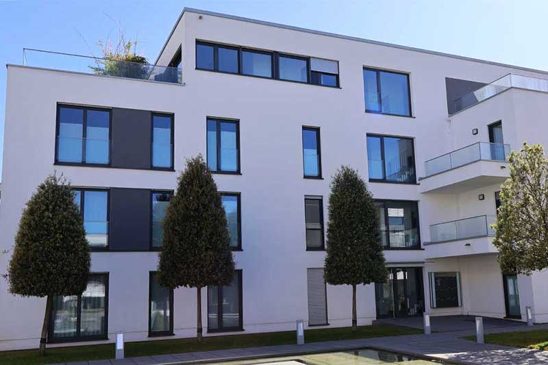 Professionell gereinigte Mehrfamilienhausfassade von algenfiX der top Firma für Esslingen am Neckar