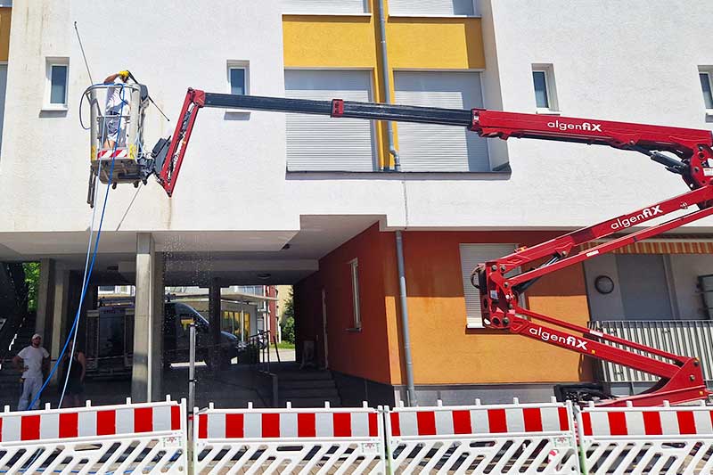 Gerüstlose Fassadenreinigung in Ostfildern von Meisterbetrieb algenfiX