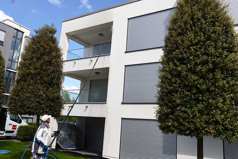 Gerüstlose Fassadenreinigung von Firma algenfiX für neuwertige Hausfassade ohne streichen